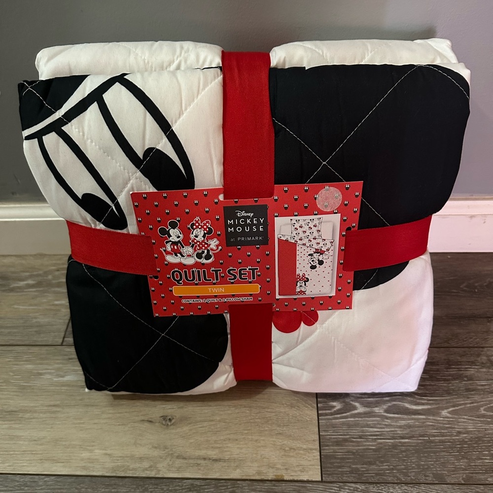 Disney Mickey and Minnie Mouse Twin Size Quilt & Pillow Sham Set